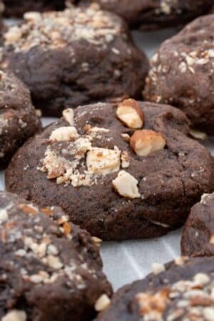 Ce cookie est préparé avec une base au chocolat noir et des pépites de chocolat blanc, le tout agrémenté d’éclats d’amandes pour une texture croquante et savoureuse.