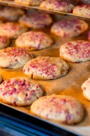 Cookie aux copeaux de chocolat blanc et pralines roses