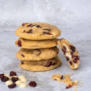 Nos cookies aux pépites de chocolat blanc et aux cranberries sont parfaits pour satisfaire vos envies sucrées.