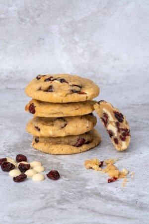 Nos cookies aux pépites de chocolat blanc et aux cranberries sont parfaits pour satisfaire vos envies sucrées.