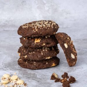 Ce cookie est préparé avec une base au chocolat noir et des pépites de chocolat blanc, le tout agrémenté d’éclats d’amandes pour une texture croquante et savoureuse.