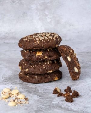 Ce cookie est préparé avec une base au chocolat noir et des pépites de chocolat blanc, le tout agrémenté d’éclats d’amandes pour une texture croquante et savoureuse.