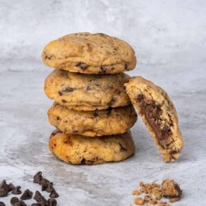 Délicieux cookie fourré à la pâte à tartiner avec des pépites de chocolat noir.