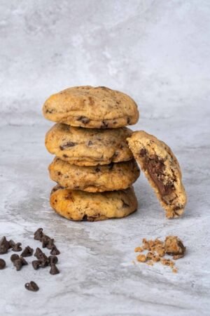 Délicieux cookie fourré à la pâte à tartiner avec des pépites de chocolat noir.