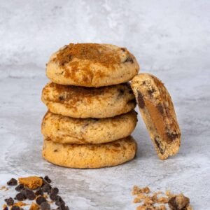 Cookie composé d’une pâte à cookie aux pépites de chocolat noir et d’un cœur fondant de pâte à tartiner aux spéculoos.