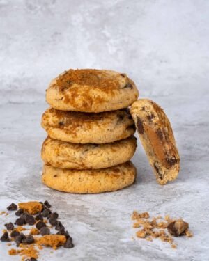 Cookie composé d’une pâte à cookie aux pépites de chocolat noir et d’un cœur fondant de pâte à tartiner aux spéculoos.