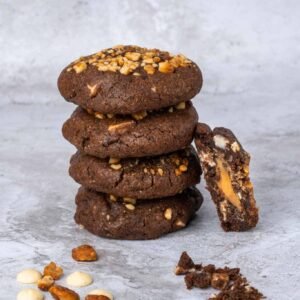 Avec sa base chocolatée, ses pépites de chocolat blanc et son cœur fondant au beurre de cacahuète, ce cookie fourré au beurre de cacahuète est une véritable gourmandise à déguster à tout moment de la journée.