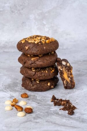 Avec sa base chocolatée, ses pépites de chocolat blanc et son cœur fondant au beurre de cacahuète, ce cookie fourré au beurre de cacahuète est une véritable gourmandise à déguster à tout moment de la journée.