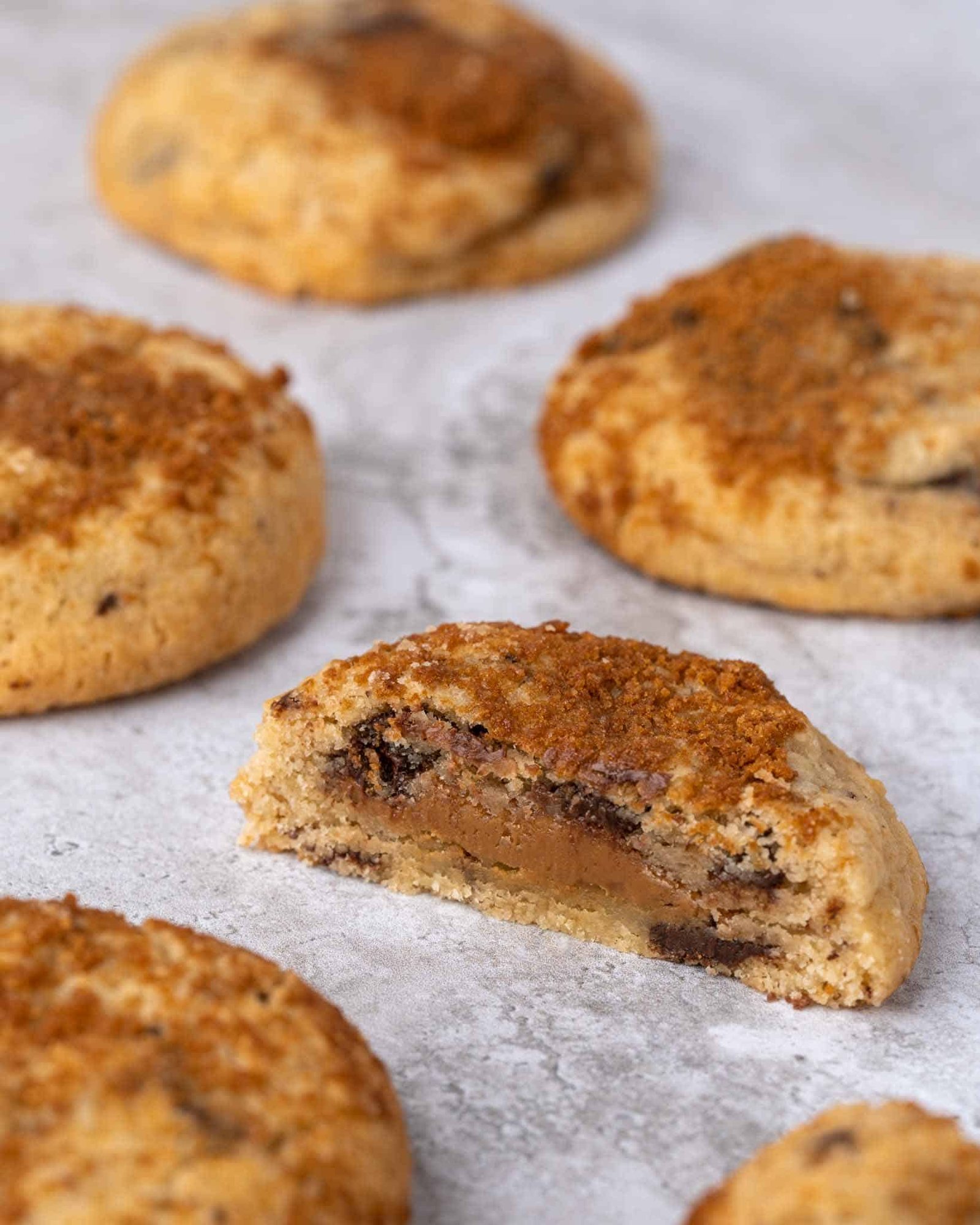 Cookie gourmand préparé d'une pâte à cookie aux pépites de chocolat noir et d’un cœur fondant de pâte à tartiner aux spéculoos.