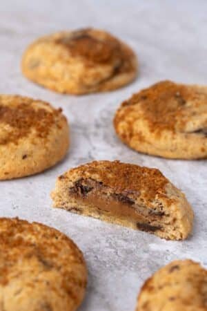 Cookie composé d’une pâte à cookie aux pépites de chocolat noir et d’un cœur fondant de pâte à tartiner aux spéculoos.