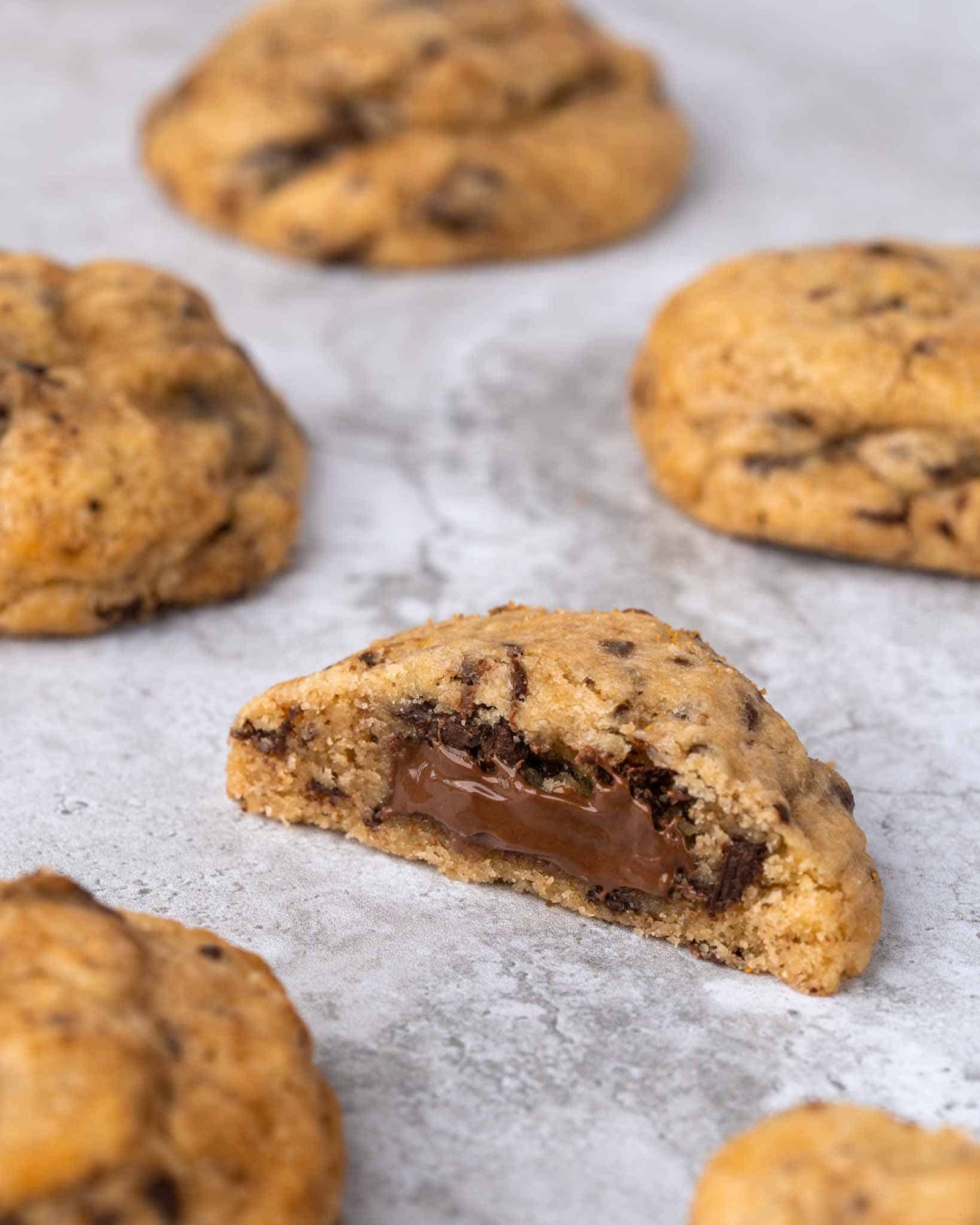 Délicieux cookie fourré à la pâte à tartiner avec des pépites de chocolat noir