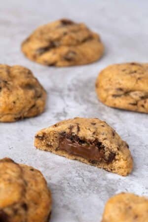 Délicieux cookie fourré à la pâte à tartiner avec des pépites de chocolat noir.