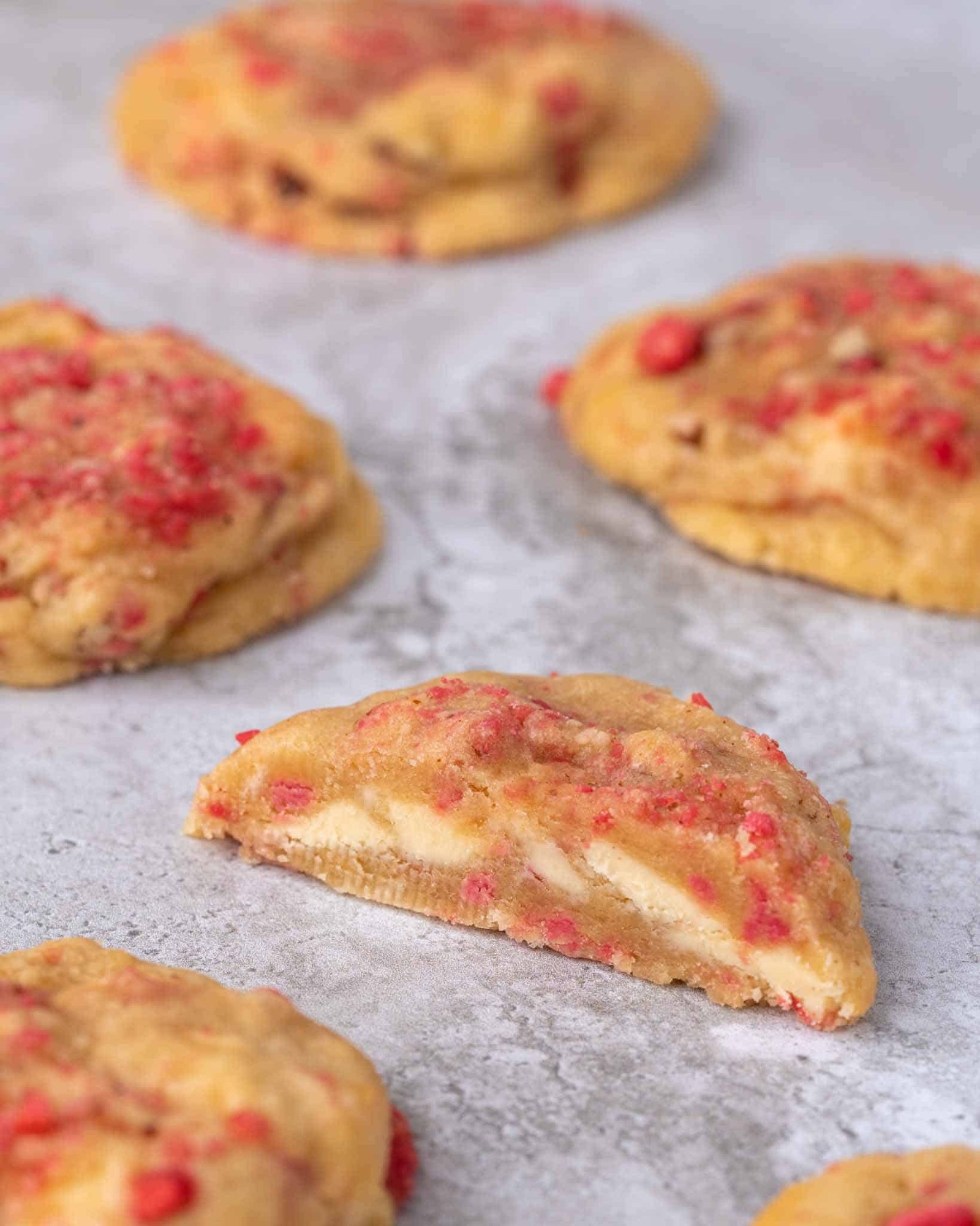 Cookie aux copeaux de chocolat blanc et pralines roses