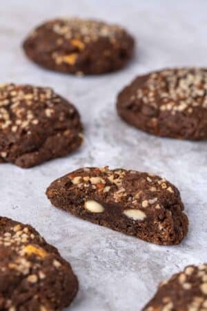 Ce cookie est préparé avec une base au chocolat noir et des pépites de chocolat blanc, le tout agrémenté d’éclats d’amandes pour une texture croquante et savoureuse.