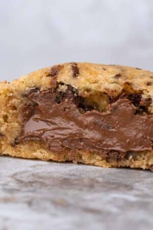 Délicieux cookie fourré à la pâte à tartiner avec des pépites de chocolat noir.