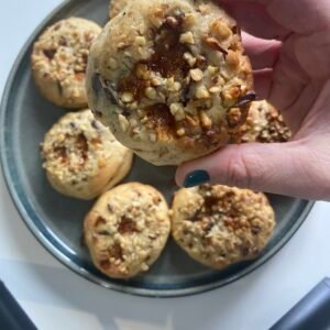 Le cookie du mois : éclats de noix, de caramel et de chocolat